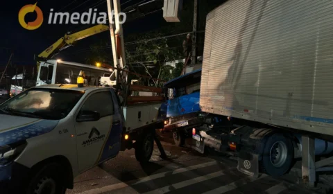 Caminhão e carreta colidem e atingem poste no Armando Mendes