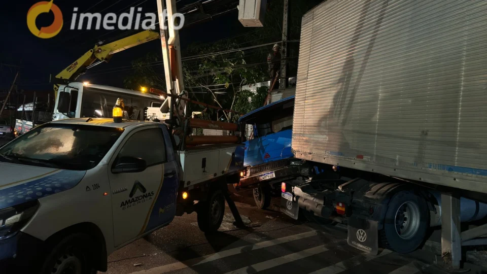 Caminhão e carreta colidem e atingem poste no Armando Mendes