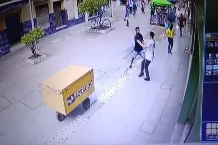 Vídeo mostra homem sendo esfaqueado em plena luz do dia em calçadão