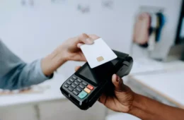 Taxa de juros do cartão de crédito volta a subir em abril e chega a 423,5% ao ano