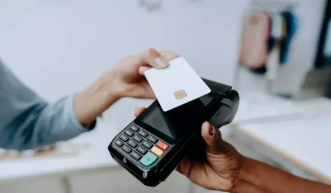 Taxa de juros do cartão de crédito volta a subir em abril e chega a 423,5% ao ano