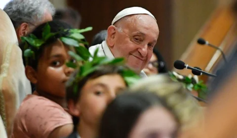 Papa: o futuro da humanidade está nas crianças e nos idosos