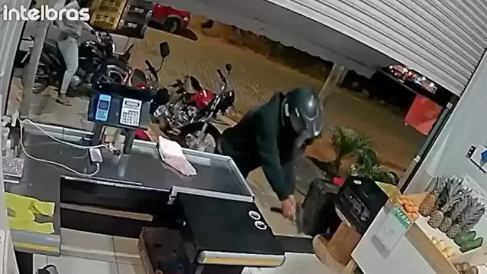 VEJA VÍDEO: Comerciante é executado com pelo menos 19 tiros dentro de quitanda