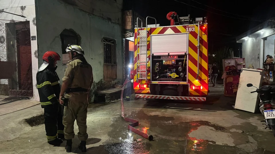 Um armazem pega fogo no bairro Jorge Teixeira zona leste