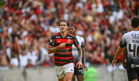 Flamengo vence Corinthians no Maracanã e volta a vencer no Brasileirão