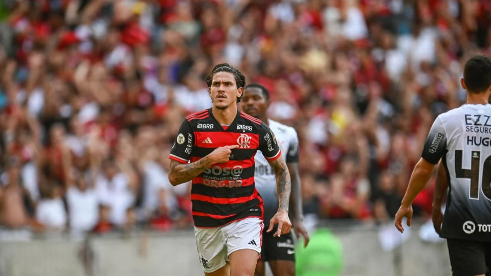 Flamengo vence Corinthians no Maracanã e volta a vencer no Brasileirão