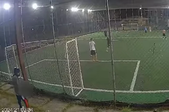 VEJA VÍDEO: atirador invade campo de futebol e mata dois homens