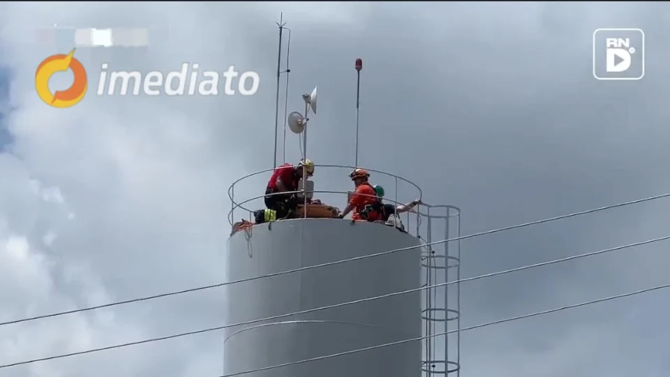 Trabalhador cai em tanque de água após ter equipamento rompido no bairro Flores