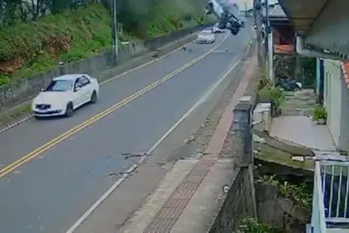 Veja Vídeo: motorista perde controle, carro “voa” e atinge casa