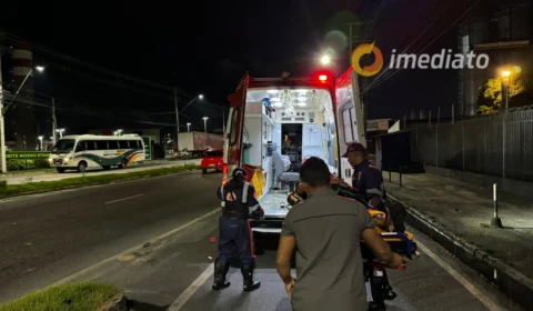 Motoqueiro fica em estado grave após colidir com carro na av. Torquato Tapajós