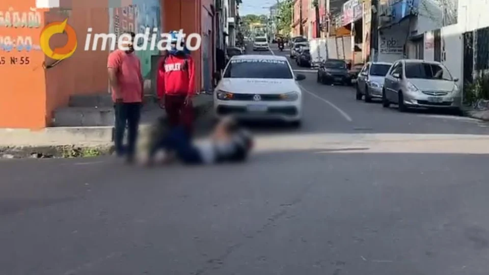 Mulher fica ferida após colisão entre motocicletas no bairro Coroado