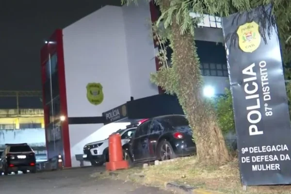 Adolescente diz que matou os pais após ter o celular confiscado