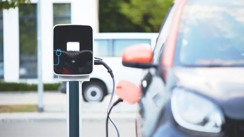 Condomínios podem negar ponto de recarga de carros elétricos saiba o que pode ser feito