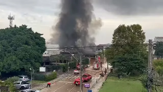 Explosão de gerador em posto de combustíveis causa incêndio em Porto Alegre