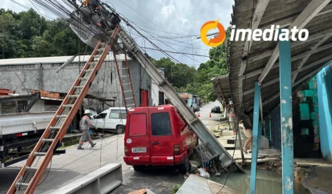 Moradores do Jorge Teixeira enfrentam falta de energia após queda de poste durante chuva forte