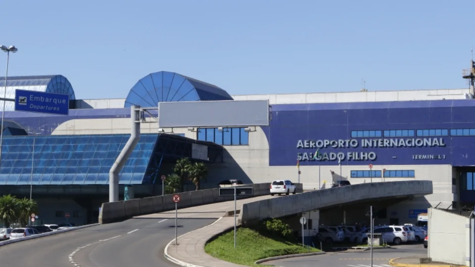 Porto Alegre fecha aeroporto por tempo indeterminado e cancela voos