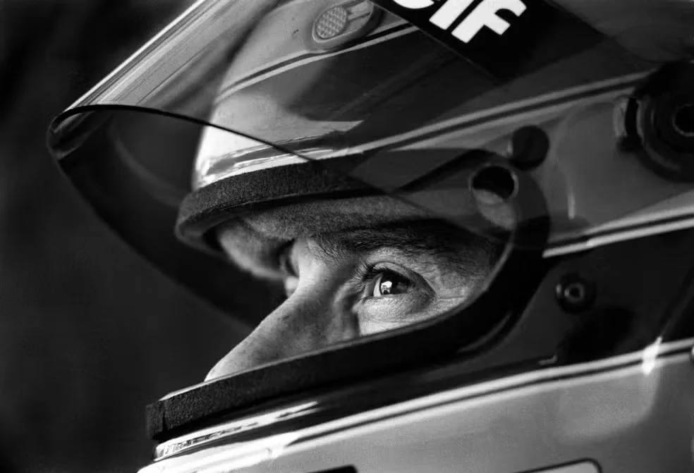 Senna 30 anos: o astro da Fórmula 1 que deixou um legado no mundo dos esportes.