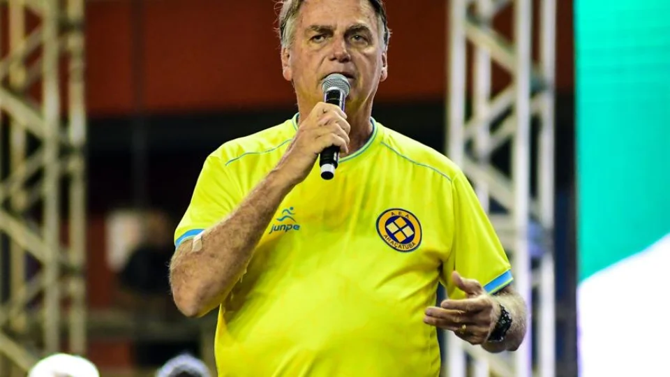 Bolsonaro recebe alta após passar mal e dar entrada em Hospital de Manaus