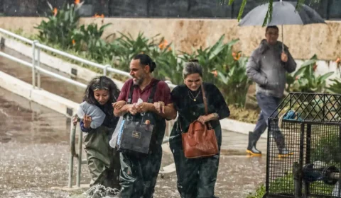 Porto Alegre enfrenta chuva forte e bairro Menino Deus volta a alagar