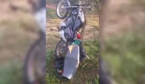 Motociclista morre após colidir em cerca de arame