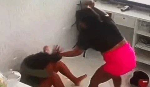 VÍDEO: Mulher invade loja e esfaqueia jovem de 19 anos