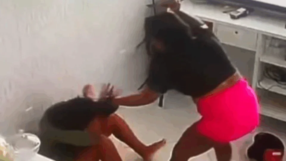 VÍDEO: Mulher invade loja e esfaqueia jovem de 19 anos