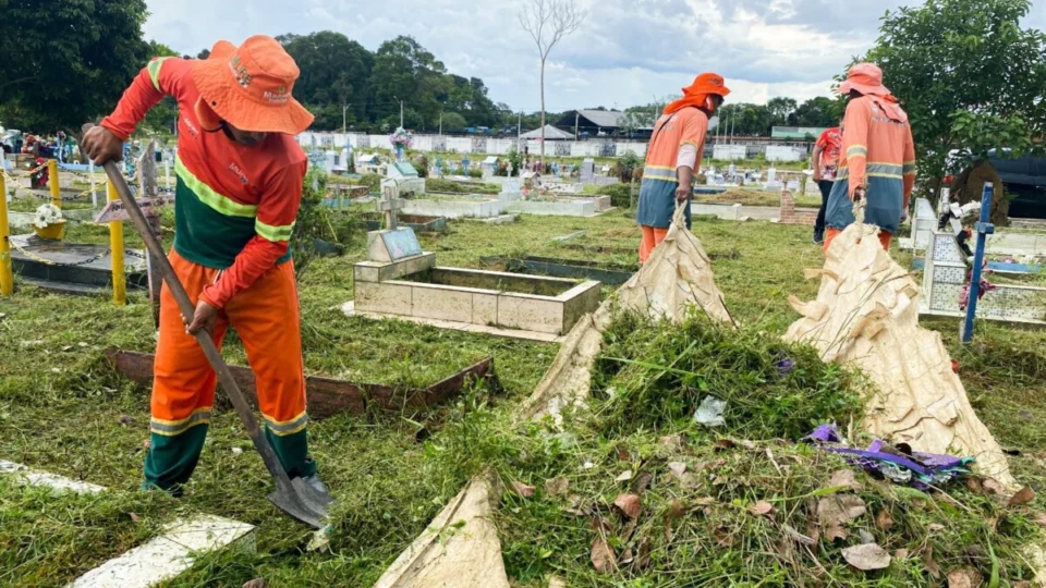 Cemitérios são preparados em alusão ao Dia das Mães em Manaus