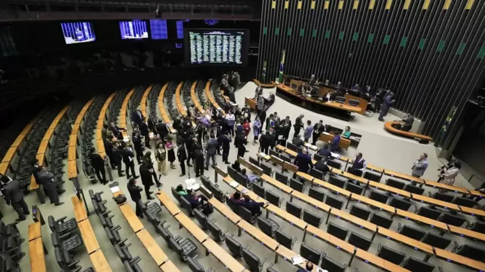 Congresso mantém restrição de saidinhas e derruba veto de Lula