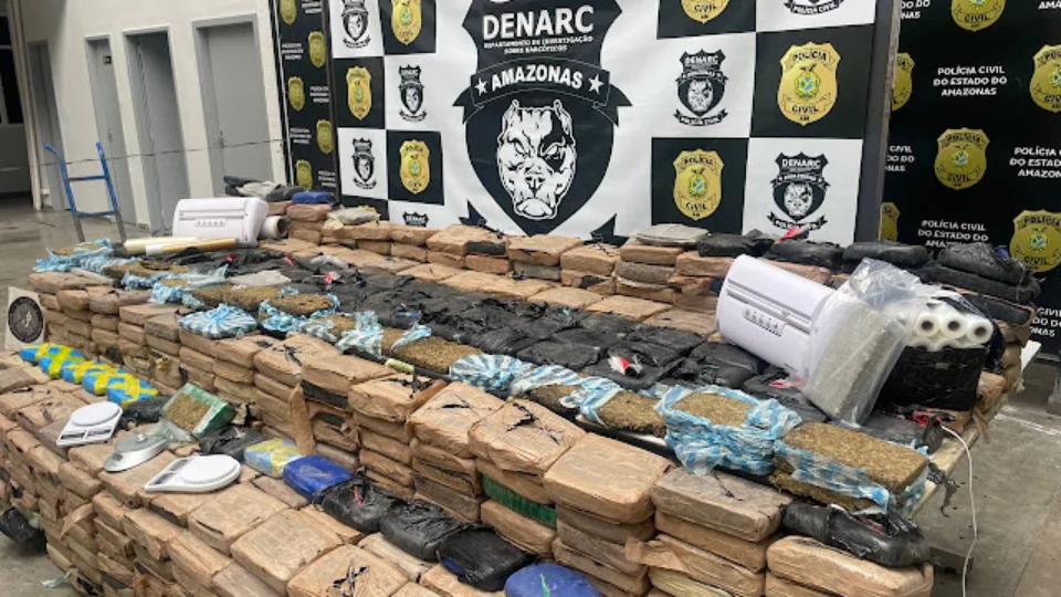 Mãe e filhos são presos com meia tonelada de drogas em Manaus