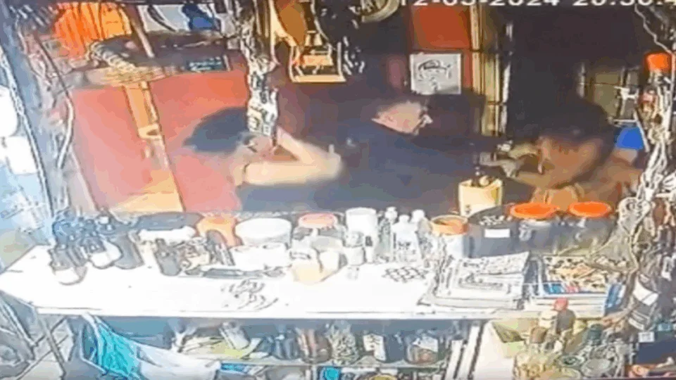 VEJA VÍDEO: mulher entra em briga e acaba morta dentro de bar após sentir ciúmes de ex-companheiro