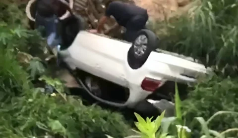 VEJA: Motorista dorme no volante e cai no Igarapé do Passarinho