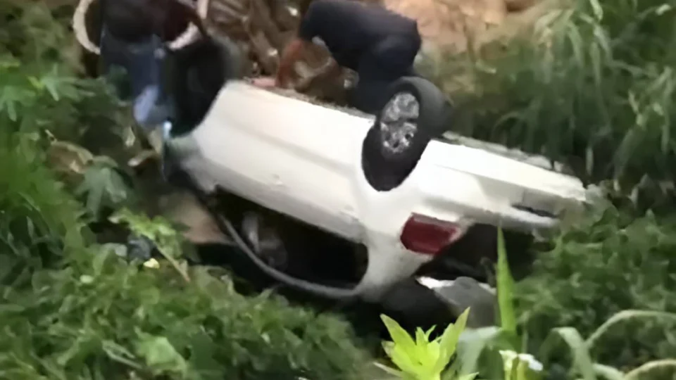 VEJA: Motorista dorme no volante e cai no Igarapé do Passarinho