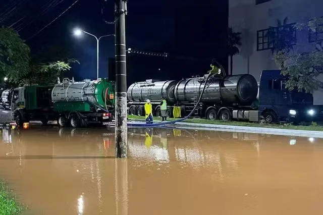 Animais morrem afogados dentro de loja alagada em shopping de Porto Alegre, RS