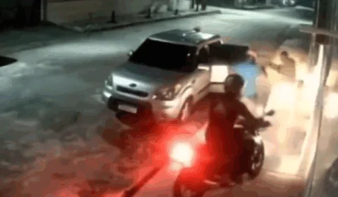 VEJA VÍDEO: policial de folga reage a assalto, atira e atinge três criminosos