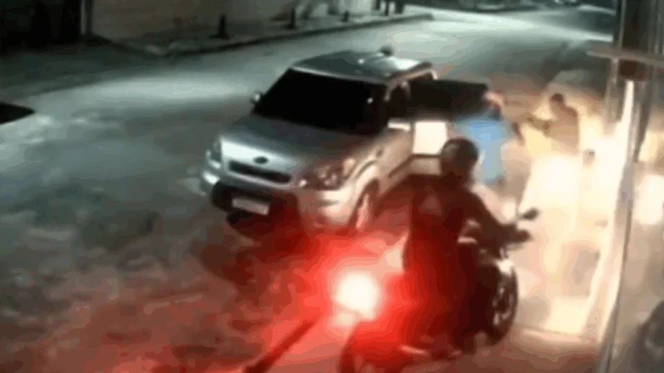 VEJA VÍDEO: policial de folga reage a assalto, atira e atinge três criminosos