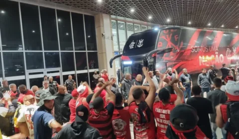 Derrotado, Flamengo desembarca no RJ sob protesto e confusão da torcida
