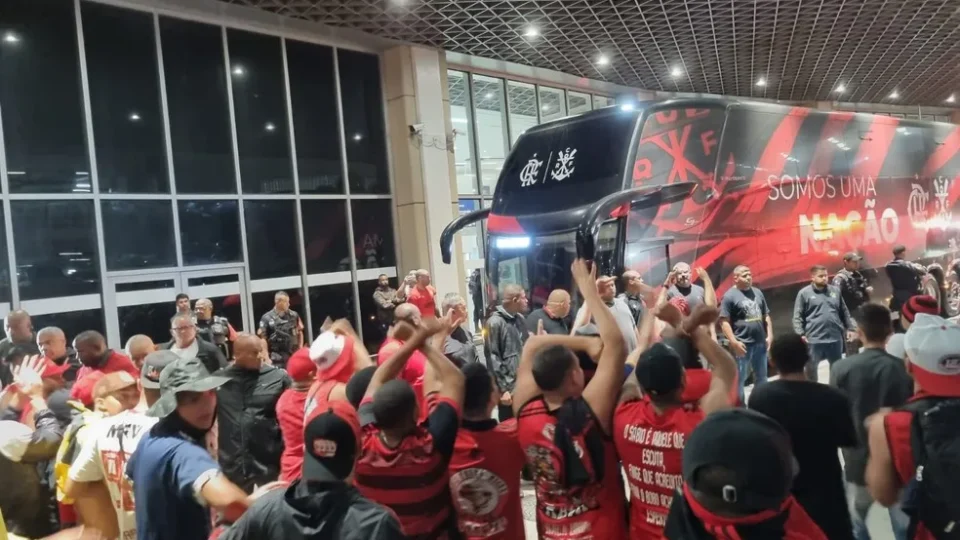 Derrotado, Flamengo desembarca no RJ sob protesto e confusão da torcida