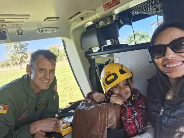 Mãe resgata filho autista ilhado com ajuda dos bombeiros no RS