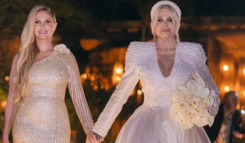 Monique Evans usa look com 15 mil pérolas e 10 mil cristais em casamento com DJ