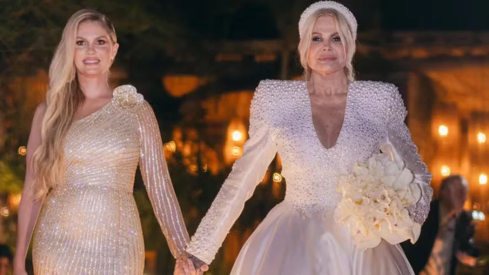 Monique Evans usa look com 15 mil pérolas e 10 mil cristais em casamento com DJ