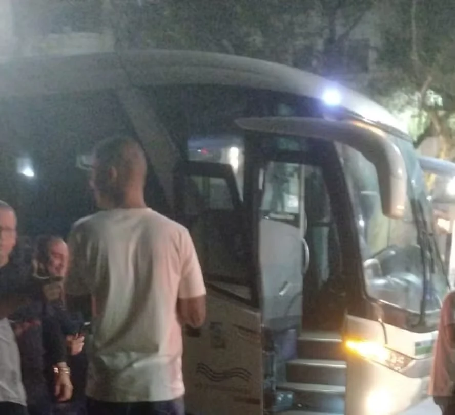 Bandidos tentam assaltar ônibus que transportava PMs; Um dos suspeitos morreu