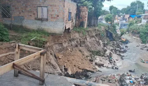 Casa a beira de igarapé fica prestes a desabar depois de manhã chuvosa em Manaus