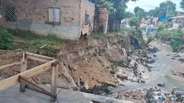 Casa a beira de igarapé fica prestes a desabar depois de manhã chuvosa em Manaus