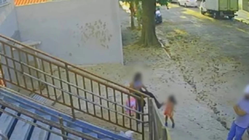 VEJA VÍDEO: Mãe perde a guarda da filha após agredir criança com chute na cabeça