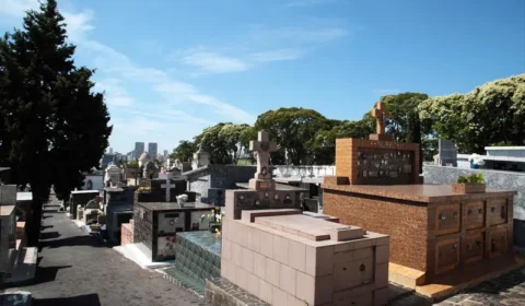 Adolescentes violam túmulo e arrastam cadáver em cemitério; Veja o vídeo