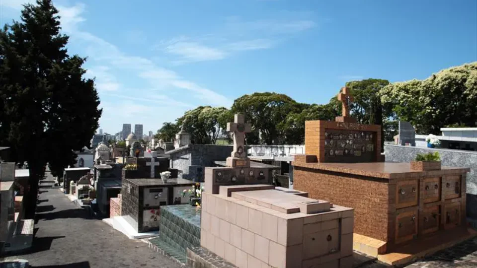 Adolescentes violam túmulo e arrastam cadáver em cemitério; Veja o vídeo