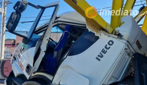 Motorista fica preso em ferragens de carreta após colidir em limitador de altura na Avenida João Valério