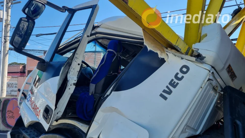 Motorista fica preso em ferragens de carreta após colidir em limitador de altura na Avenida João Valério