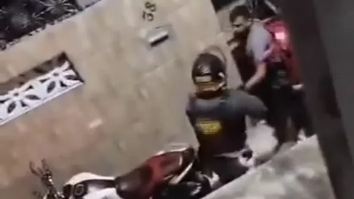 Vídeo: entregador é agredido por PM com soco e golpes de capacete