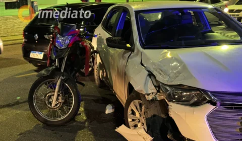 Motociclista colide com veículo após supostamente furar sinal vermelho na Av. Camapuã